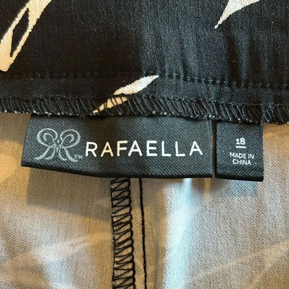 NEW Rafaella Black And White Stretch Shorts - Picture 3 of 6